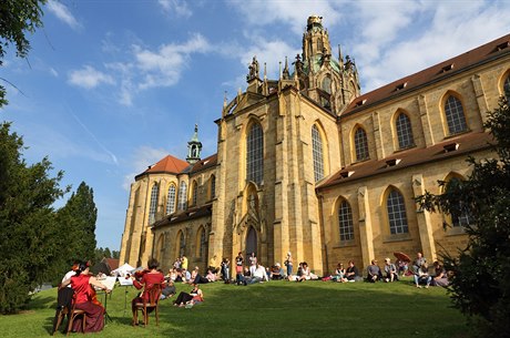 Piknik v kláterní zahrad. Návtvníci festivalu si uili piknik v zahrad...