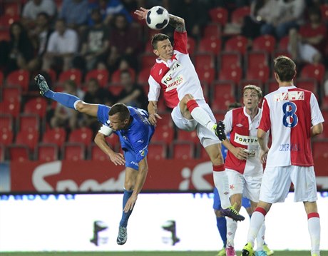 Zleva Václav Svrko z FC Baník Ostrava a Jií Bílek z SK Slavia Praha.