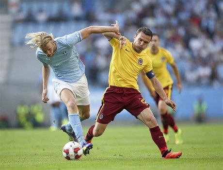 Filip Helander prchá Davidu Lafatovi.