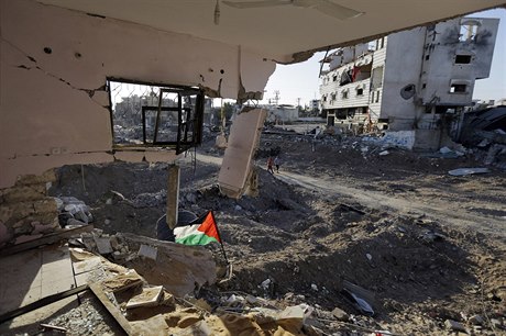 Palestinská vlajka v troskách domu v Gaze.