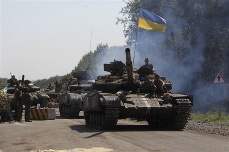 Ukrajintí vojáci zaujímají pozici na východ zem.