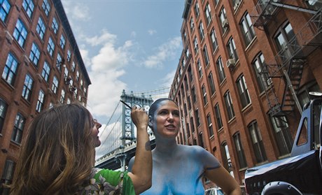 Umlkyn Trina Merry líí modelku doo barev ladícím s pozadím v ulicích...