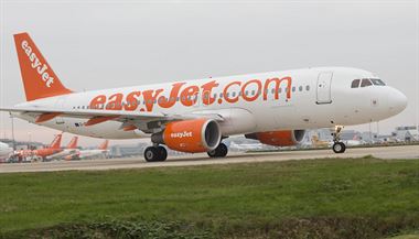 Letadlo spolenosti easyJet na letiti Gatwick.