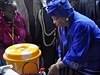 Liberijská prezidentka Ellen Sirleaf demonstruje, jak si správn umýt ruce