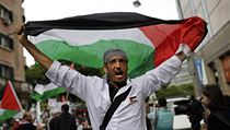 Palestinský demonstrant vykřikuje protiizralská hesla po bombardování Gazy Palestinský demonstrant vykřikuje protiizralská hesla po bombardování Gazy