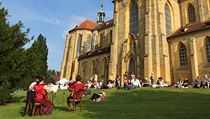 Piknik v klášterní zahradě. Návštěvníci festivalu si užili piknik v zahradě... | na serveru Lidovky.cz | aktuální zprávy