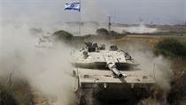 Izraelský tank na cestě domů z Gazy 5. srpna. Izrael v úterý stáhl svá pozemní... Izraelský tank na cestě domů z Gazy 5. srpna. Izrael v úterý stáhl svá pozemní...
