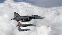 Trojice nadzvukových bojových letounů JAS-39 Gripen. | na serveru Lidovky.cz | aktuální zprávy