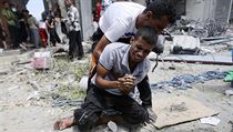 Palestinský mladík oplakává smrt své matky, jež zahynula v troskách jejich domu... | na serveru Lidovky.cz | aktuální zprávy