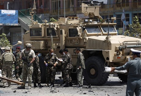 Sebevraedný útok v Afghánistánu - vojáci NATO spolupracují s afghánskými...