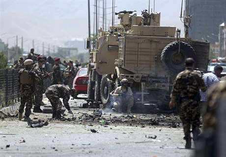 Následky teroristického útoku spáchaného hnutím Taliban (ilustraní snímek).