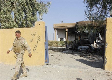Písluník vládních jednotek ve vesnici Adhajm v provincii Dijála severn od Bagdádu 12 srpna. Budova na území dobytém iráckými jednotkami patila Islámskému státu.