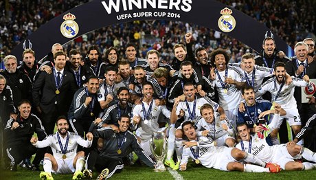 Fotbalisté Realu Madrid s trofejí.