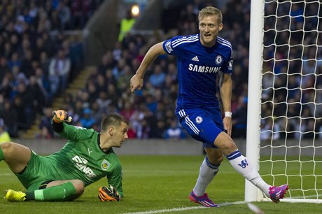 Andre Schürrle pekonává brankáe Burnley Toma Heatona.