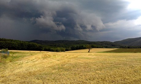 erná mrana u Posluchova na Olomoucku, kde se v sobotu odpoledne pehnala...