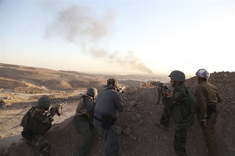 Kurdské jednotky pemerg zaujímají pozice v boji s ozbrojenci z Islámského...