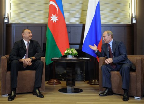 Ruský prezident Vladimir Putin (vpravo) se svým ázerbajdánským protjkem...