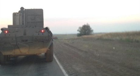 Ruská obrnná vozidla u hranic s Ukrajinou objektivem reportéra Guardianu.
