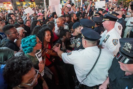 Stety mezi demonstranty a policisty ve Fergusonu.