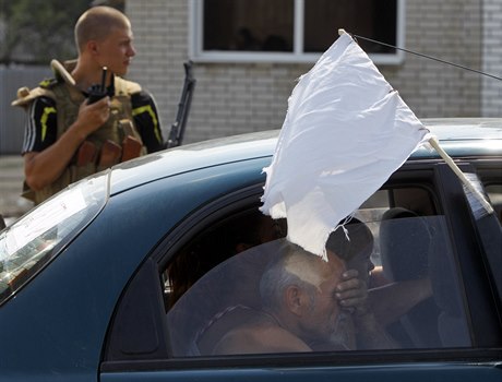 Uprchlíci odjídjí z Luhanska v aut oznaeném bílou vlajkou (16. srpna).