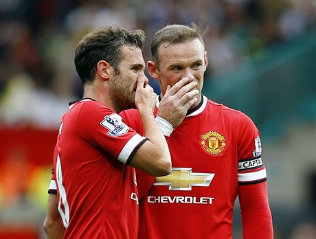 Juan Mata (vlevo) a Wayne Rooney z Manchesteru United se radí ped volným...