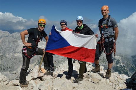 Na vrcholu slovinského Triglavu se tyí také eská vlajka