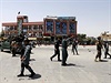 Sebevraedný útok v Afghánistánu - afghántí policisté zajiují místo útoku.