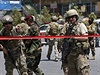 Sebevraedn tok v Afghnistnu, srpen 2014 - Vojci NATO zajiuj oblast.