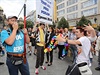 Odprci pochodu zastánc homosexualismu s transparenty.