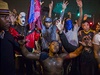 Protestující gestikulují ve znamení vzdoru proti policejním zásahm a brutalit.