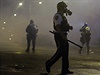 Písluník policie eká na instrukce. Bhem protest policie nestílela ostré...