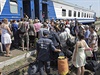 Uprchlci z Luhansk oblasti nastupuj do bezplatnho vlaku smujcho do...