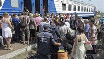 Uprchlci z Luhansk oblasti nastupuj do bezplatnho vlaku smujcho do...