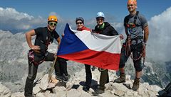 Na vrcholu slovinského Triglavu se tyí také eská vlajka