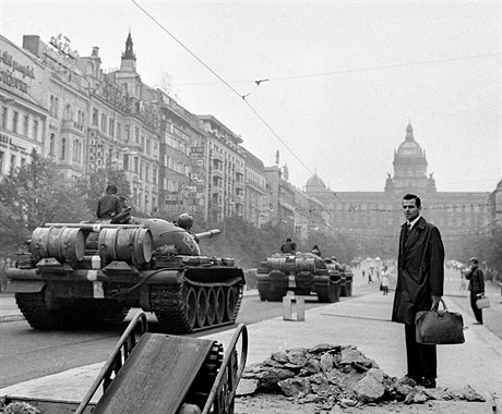 Srpen 1968. Fotografie z Václavského námstí. Praské ulice ovládly tanky.