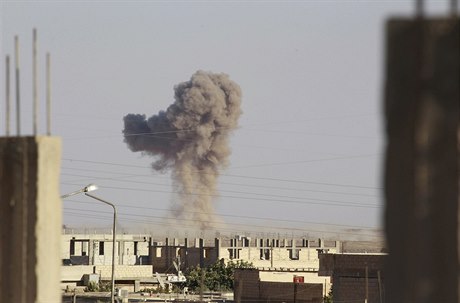 Syrská armáda bombarduje pozice Islámského státu.