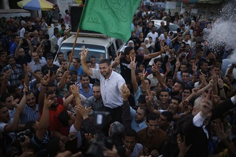 Palestinci oslavují vyhláení pímí v Pásmu Gazy. Na snímku mluví Hamásu...