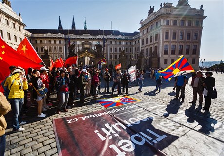 Na Hradanském námstí v Praze dnes asi dv desítky lidí protestovaly proti...