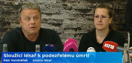 Externí léka rumburské nemocnice Petr Vondráek a sestra, která mu veer...