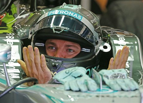 NEVINNÝ? Nico Rosberg poádn zkomplikoval spolupráci pilot mercedesu.