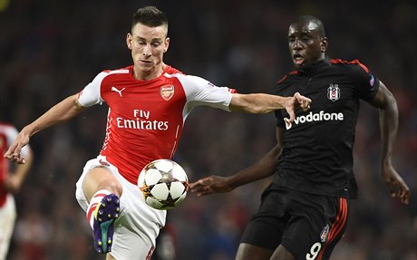 Koscielny z Arsenalu v souboji s fotbalistou Besiktase Dembou Ba.