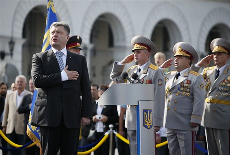 Prezident Poroenko na oslavách zpívá státní hymnu.