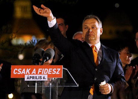 Viktor Orbán oslavuje vítzství v jarních volbách.