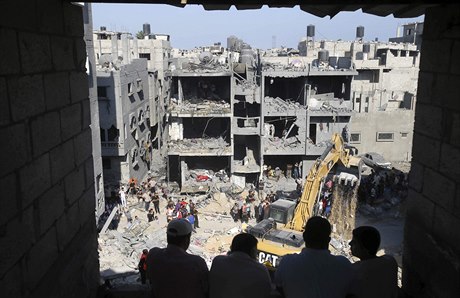 Palestinci pátrají v sutinách vybombardovaných dom po obtech izraelských...