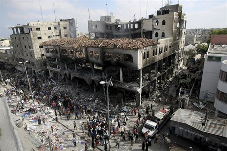 Následky izraelských leteckých úder na Pásmo Gazy: zniená budova obchodního...