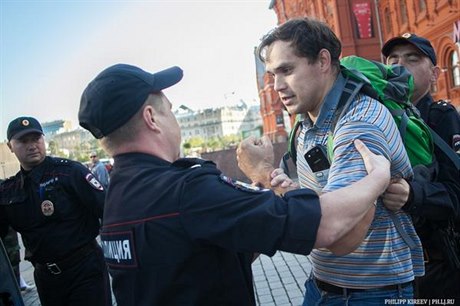 Moskevská policie ve tvrtek ráno ped Kremlem zadrela obanského aktivistu...