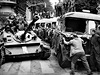 Srpen 1968. Nkde se lidé pokusili o odpor, stavli zátarasy. Proti tankm ale...