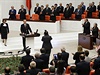 Erdogan (vlevo u enickho pultu) skld v tureckm parlamentu slavnostn...