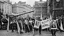 Srpen 1968. Lid na Staromstskm nmst protestuj proti invazi vojk...