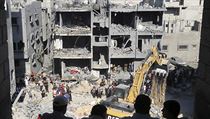 Palestinci pátrají v sutinách vybombardovaných domů po obětech izraelských... | na serveru Lidovky.cz | aktuální zprávy